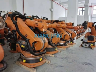 ใช้แขนหุ่นยนต์ 5 แกน KR 300-2 PA ของ KUKA ในการหยิบและวาง